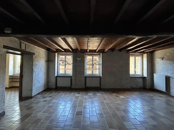 Maison d'habitation élevée sur 2 niveaux avec cour attenante et dépendances