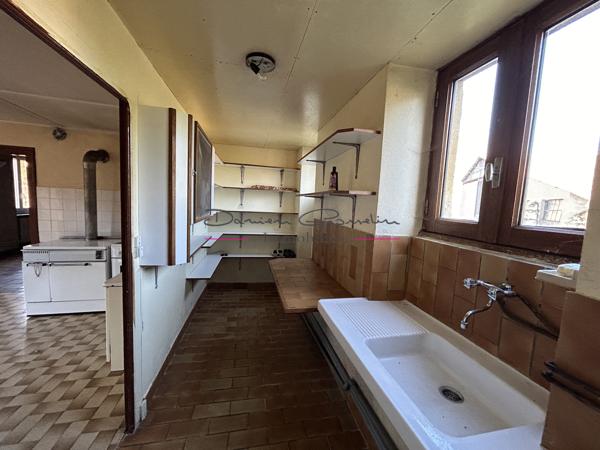 Maison d'habitation élevée sur 2 niveaux avec cour attenante et dépendances