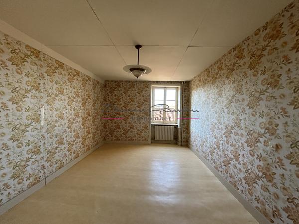 Maison d'habitation élevée sur 2 niveaux avec cour attenante et dépendances