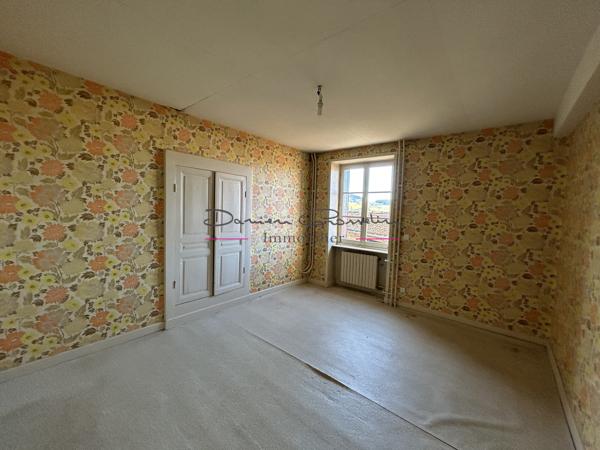 Maison d'habitation élevée sur 2 niveaux avec cour attenante et dépendances