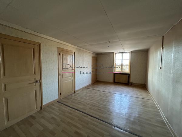 Maison d'habitation élevée sur 2 niveaux avec cour attenante et dépendances