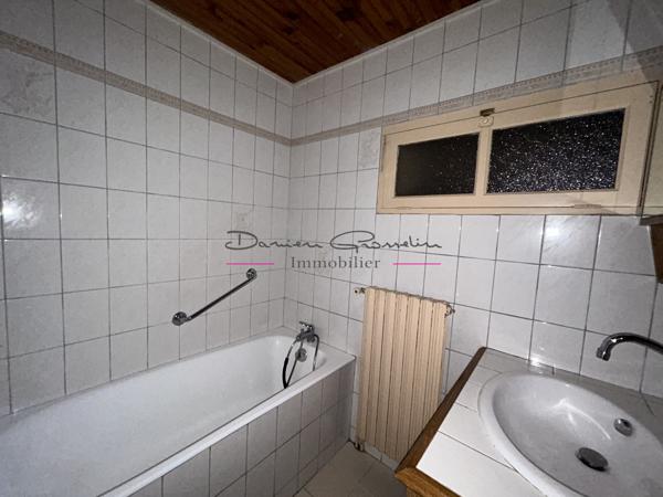 Maison d'habitation élevée sur 2 niveaux avec cour attenante et dépendances
