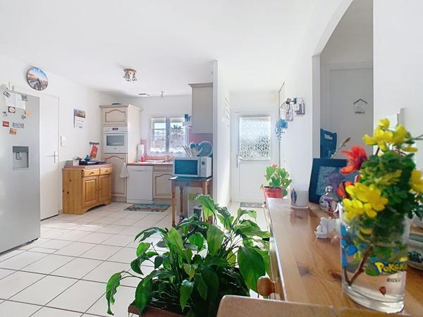 A VENDRE Maison de plain pied composée d'un séjour avec cuisine aménagée, un garage, deux chambres.