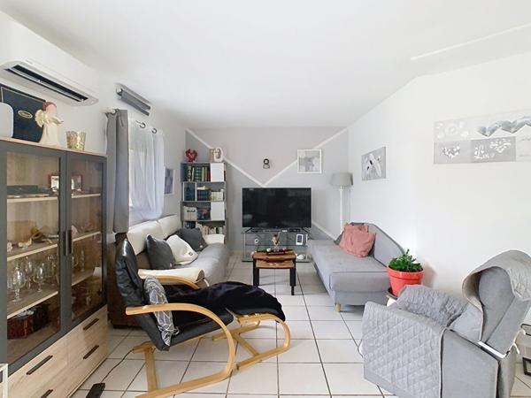 A VENDRE Maison de plain pied composée d'un séjour avec cuisine aménagée, un garage, deux chambres.