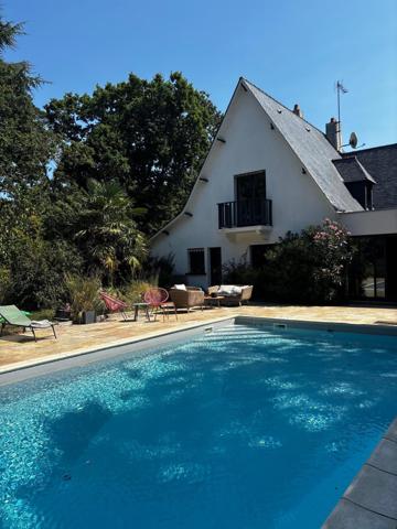 Très belle maison de cinq chambres avec piscine chauffée à quelques minutes du centre de La Baule