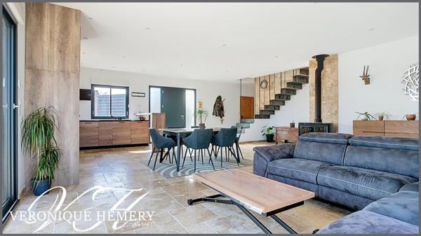 Belle contemporaine avec beaucoup d'aisance et de charme