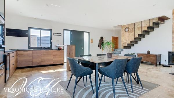 Belle contemporaine avec beaucoup d'aisance et de charme