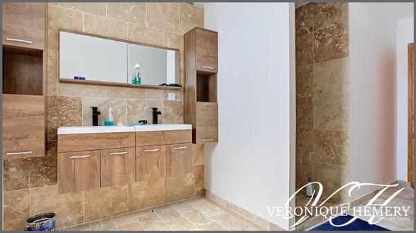 Belle contemporaine avec beaucoup d'aisance et de charme