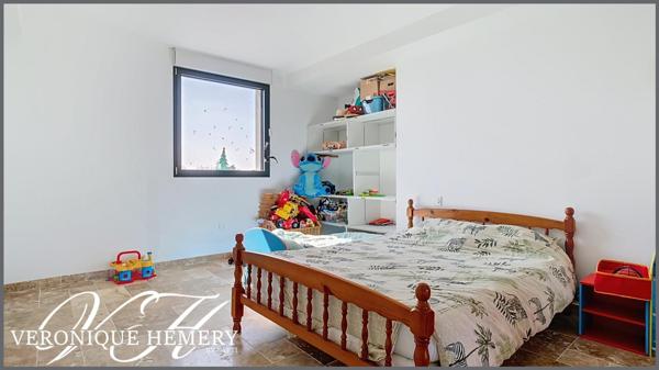 Belle contemporaine avec beaucoup d'aisance et de charme