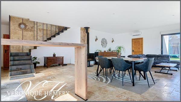 Belle contemporaine avec beaucoup d'aisance et de charme