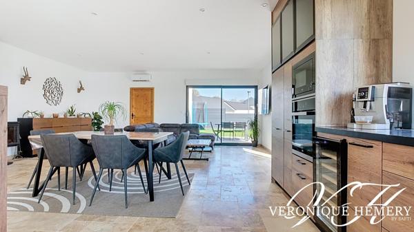 Belle contemporaine avec beaucoup d'aisance et de charme