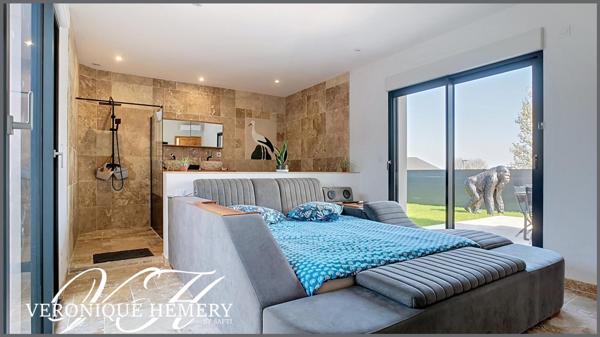 Belle contemporaine avec beaucoup d'aisance et de charme