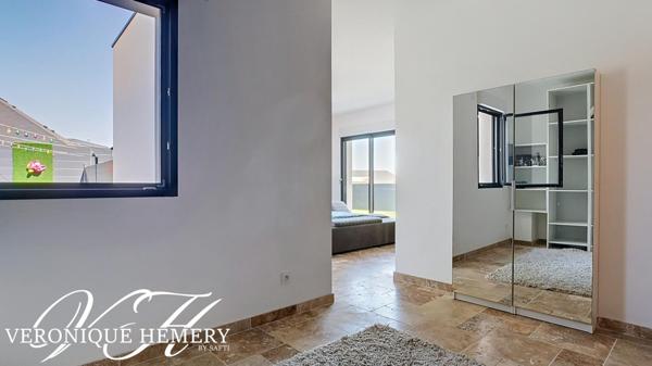 Belle contemporaine avec beaucoup d'aisance et de charme