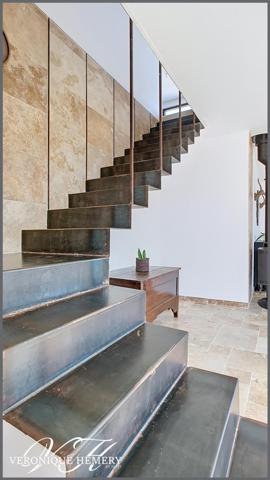 Belle contemporaine avec beaucoup d'aisance et de charme