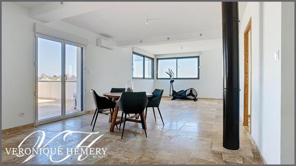 Belle contemporaine avec beaucoup d'aisance et de charme