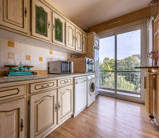 Appartement 92m², 3 chambres, balcons, stationnement