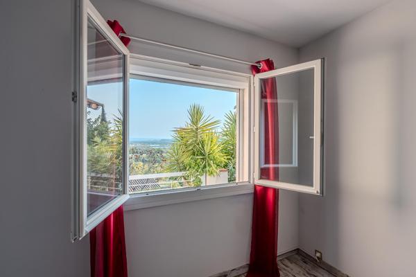 Maison sur les hauteurs avec vue panoramique