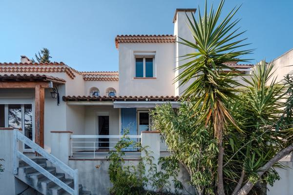 Maison sur les hauteurs avec vue panoramique