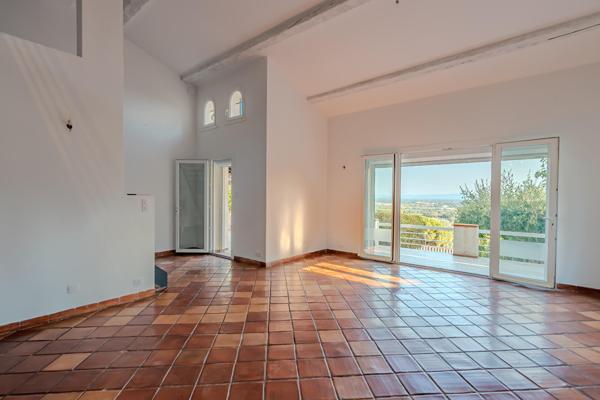 Maison sur les hauteurs avec vue panoramique
