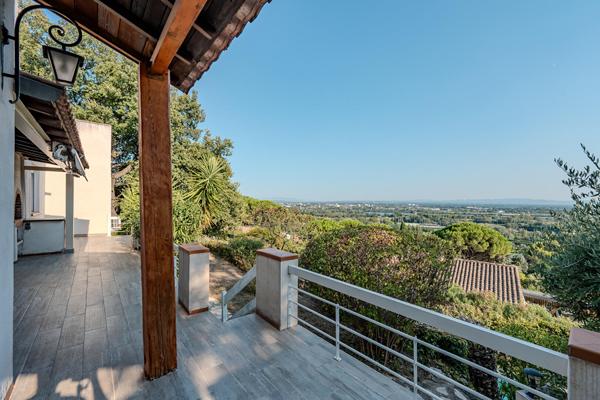 Maison sur les hauteurs avec vue panoramique