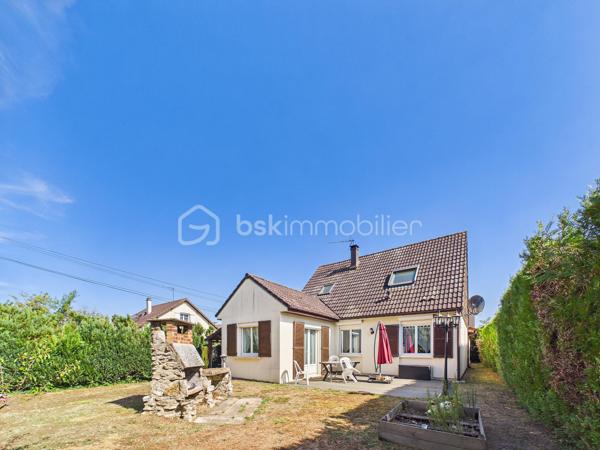 Découvrez cette superbe  maison de 146 m², nichée dans une impasse  paisible,  au   calme elle offre un cadre de vie agréable.
Un grand jardin  ! 

 Cette maison offres de nombreuses opportunités d’aménagement , Un double séjour lumineux , trois chambres, une cuisine équipée  
Une extension de 2010 viens   compléter le tout, ou  Il est possible d’imaginer de nombreux scénarios  comme une profession libérale,  une envie de garder les aînées proches de vous, un atelier d’artiste, un studio musical …. 


Proche de commerces, écoles et transports, vivez au rythme de la tranquillité à deux pas de la ville.

Pour toute information, contactez Julien Kevin. Une opportunité à saisir rapidement pour un confort de vie optimal !