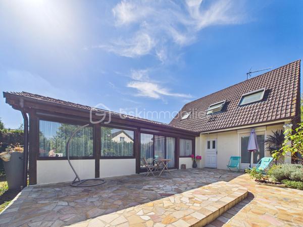 Découvrez cette superbe  maison de 146 m², nichée dans une impasse  paisible,  au   calme elle offre un cadre de vie agréable.
Un grand jardin  ! 

 Cette maison offres de nombreuses opportunités d’aménagement , Un double séjour lumineux , trois chambres, une cuisine équipée  
Une extension de 2010 viens   compléter le tout, ou  Il est possible d’imaginer de nombreux scénarios  comme une profession libérale,  une envie de garder les aînées proches de vous, un atelier d’artiste, un studio musical …. 


Proche de commerces, écoles et transports, vivez au rythme de la tranquillité à deux pas de la ville.

Pour toute information, contactez Julien Kevin. Une opportunité à saisir rapidement pour un confort de vie optimal !