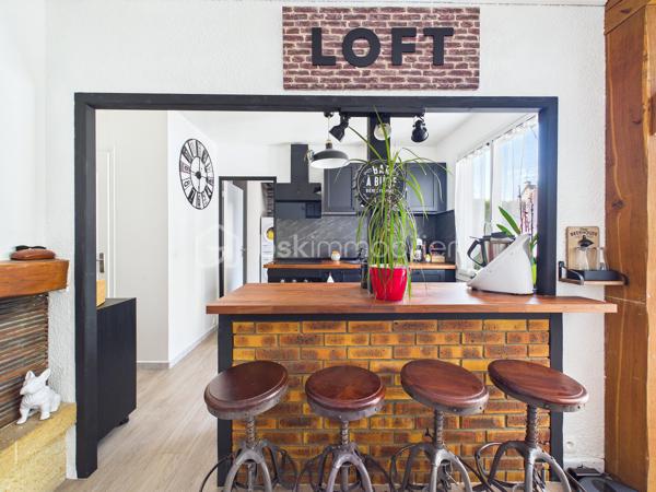 Découvrez cette superbe  maison de 146 m², nichée dans une impasse  paisible,  au   calme elle offre un cadre de vie agréable.
Un grand jardin  ! 

 Cette maison offres de nombreuses opportunités d’aménagement , Un double séjour lumineux , trois chambres, une cuisine équipée  
Une extension de 2010 viens   compléter le tout, ou  Il est possible d’imaginer de nombreux scénarios  comme une profession libérale,  une envie de garder les aînées proches de vous, un atelier d’artiste, un studio musical …. 


Proche de commerces, écoles et transports, vivez au rythme de la tranquillité à deux pas de la ville.

Pour toute information, contactez Julien Kevin. Une opportunité à saisir rapidement pour un confort de vie optimal !