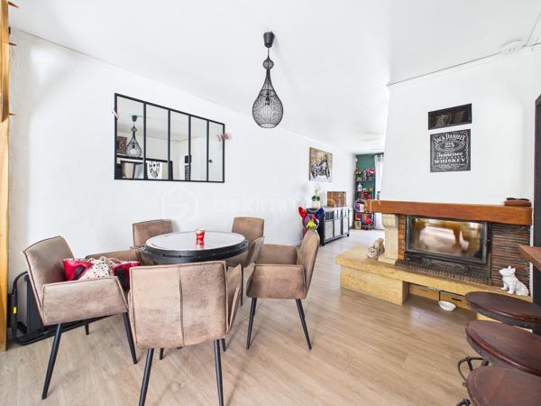 Découvrez cette superbe  maison de 146 m², nichée dans une impasse  paisible,  au   calme elle offre un cadre de vie agréable.
Un grand jardin  ! 

 Cette maison offres de nombreuses opportunités d’aménagement , Un double séjour lumineux , trois chambres, une cuisine équipée  
Une extension de 2010 viens   compléter le tout, ou  Il est possible d’imaginer de nombreux scénarios  comme une profession libérale,  une envie de garder les aînées proches de vous, un atelier d’artiste, un studio musical …. 


Proche de commerces, écoles et transports, vivez au rythme de la tranquillité à deux pas de la ville.

Pour toute information, contactez Julien Kevin. Une opportunité à saisir rapidement pour un confort de vie optimal !