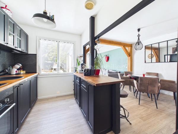 Découvrez cette superbe  maison de 146 m², nichée dans une impasse  paisible,  au   calme elle offre un cadre de vie agréable.
Un grand jardin  ! 

 Cette maison offres de nombreuses opportunités d’aménagement , Un double séjour lumineux , trois chambres, une cuisine équipée  
Une extension de 2010 viens   compléter le tout, ou  Il est possible d’imaginer de nombreux scénarios  comme une profession libérale,  une envie de garder les aînées proches de vous, un atelier d’artiste, un studio musical …. 


Proche de commerces, écoles et transports, vivez au rythme de la tranquillité à deux pas de la ville.

Pour toute information, contactez Julien Kevin. Une opportunité à saisir rapidement pour un confort de vie optimal !