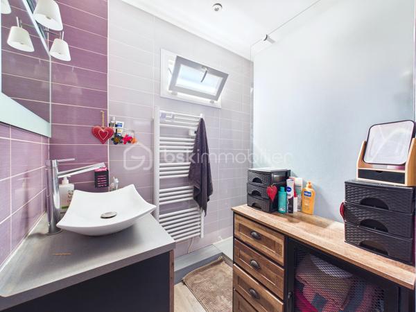 Découvrez cette superbe  maison de 146 m², nichée dans une impasse  paisible,  au   calme elle offre un cadre de vie agréable.
Un grand jardin  ! 

 Cette maison offres de nombreuses opportunités d’aménagement , Un double séjour lumineux , trois chambres, une cuisine équipée  
Une extension de 2010 viens   compléter le tout, ou  Il est possible d’imaginer de nombreux scénarios  comme une profession libérale,  une envie de garder les aînées proches de vous, un atelier d’artiste, un studio musical …. 


Proche de commerces, écoles et transports, vivez au rythme de la tranquillité à deux pas de la ville.

Pour toute information, contactez Julien Kevin. Une opportunité à saisir rapidement pour un confort de vie optimal !