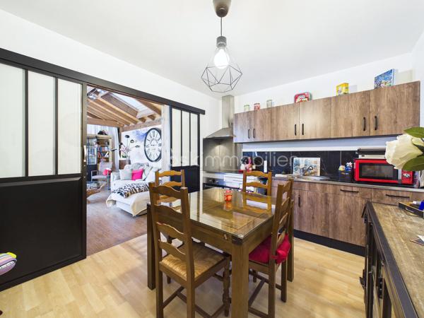 Découvrez cette superbe  maison de 146 m², nichée dans une impasse  paisible,  au   calme elle offre un cadre de vie agréable.
Un grand jardin  ! 

 Cette maison offres de nombreuses opportunités d’aménagement , Un double séjour lumineux , trois chambres, une cuisine équipée  
Une extension de 2010 viens   compléter le tout, ou  Il est possible d’imaginer de nombreux scénarios  comme une profession libérale,  une envie de garder les aînées proches de vous, un atelier d’artiste, un studio musical …. 


Proche de commerces, écoles et transports, vivez au rythme de la tranquillité à deux pas de la ville.

Pour toute information, contactez Julien Kevin. Une opportunité à saisir rapidement pour un confort de vie optimal !