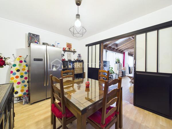 Découvrez cette superbe  maison de 146 m², nichée dans une impasse  paisible,  au   calme elle offre un cadre de vie agréable.
Un grand jardin  ! 

 Cette maison offres de nombreuses opportunités d’aménagement , Un double séjour lumineux , trois chambres, une cuisine équipée  
Une extension de 2010 viens   compléter le tout, ou  Il est possible d’imaginer de nombreux scénarios  comme une profession libérale,  une envie de garder les aînées proches de vous, un atelier d’artiste, un studio musical …. 


Proche de commerces, écoles et transports, vivez au rythme de la tranquillité à deux pas de la ville.

Pour toute information, contactez Julien Kevin. Une opportunité à saisir rapidement pour un confort de vie optimal !