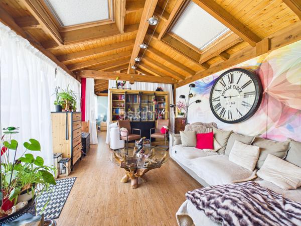 Découvrez cette superbe  maison de 146 m², nichée dans une impasse  paisible,  au   calme elle offre un cadre de vie agréable.
Un grand jardin  ! 

 Cette maison offres de nombreuses opportunités d’aménagement , Un double séjour lumineux , trois chambres, une cuisine équipée  
Une extension de 2010 viens   compléter le tout, ou  Il est possible d’imaginer de nombreux scénarios  comme une profession libérale,  une envie de garder les aînées proches de vous, un atelier d’artiste, un studio musical …. 


Proche de commerces, écoles et transports, vivez au rythme de la tranquillité à deux pas de la ville.

Pour toute information, contactez Julien Kevin. Une opportunité à saisir rapidement pour un confort de vie optimal !