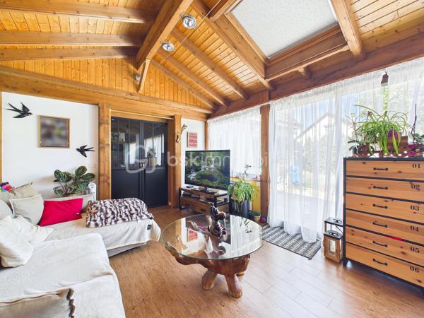 Découvrez cette superbe  maison de 146 m², nichée dans une impasse  paisible,  au   calme elle offre un cadre de vie agréable.
Un grand jardin  ! 

 Cette maison offres de nombreuses opportunités d’aménagement , Un double séjour lumineux , trois chambres, une cuisine équipée  
Une extension de 2010 viens   compléter le tout, ou  Il est possible d’imaginer de nombreux scénarios  comme une profession libérale,  une envie de garder les aînées proches de vous, un atelier d’artiste, un studio musical …. 


Proche de commerces, écoles et transports, vivez au rythme de la tranquillité à deux pas de la ville.

Pour toute information, contactez Julien Kevin. Une opportunité à saisir rapidement pour un confort de vie optimal !