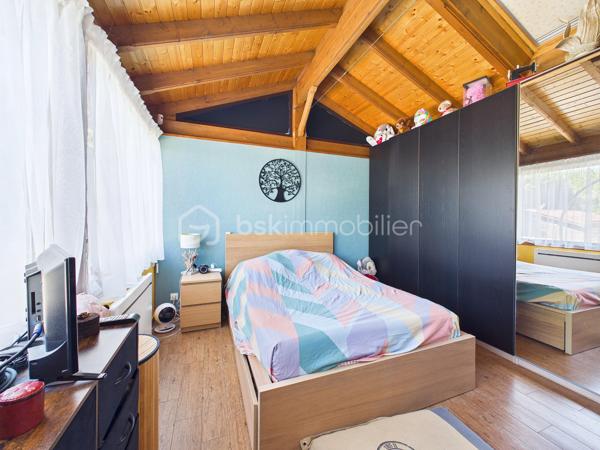 Découvrez cette superbe  maison de 146 m², nichée dans une impasse  paisible,  au   calme elle offre un cadre de vie agréable.
Un grand jardin  ! 

 Cette maison offres de nombreuses opportunités d’aménagement , Un double séjour lumineux , trois chambres, une cuisine équipée  
Une extension de 2010 viens   compléter le tout, ou  Il est possible d’imaginer de nombreux scénarios  comme une profession libérale,  une envie de garder les aînées proches de vous, un atelier d’artiste, un studio musical …. 


Proche de commerces, écoles et transports, vivez au rythme de la tranquillité à deux pas de la ville.

Pour toute information, contactez Julien Kevin. Une opportunité à saisir rapidement pour un confort de vie optimal !
