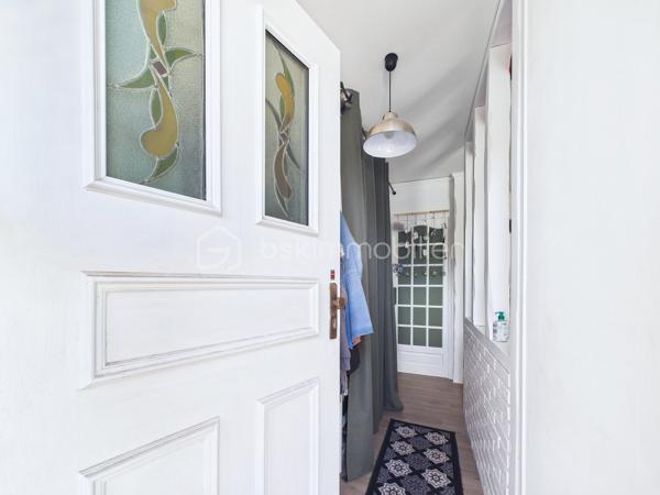Découvrez cette superbe  maison de 146 m², nichée dans une impasse  paisible,  au   calme elle offre un cadre de vie agréable.
Un grand jardin  ! 

 Cette maison offres de nombreuses opportunités d’aménagement , Un double séjour lumineux , trois chambres, une cuisine équipée  
Une extension de 2010 viens   compléter le tout, ou  Il est possible d’imaginer de nombreux scénarios  comme une profession libérale,  une envie de garder les aînées proches de vous, un atelier d’artiste, un studio musical …. 


Proche de commerces, écoles et transports, vivez au rythme de la tranquillité à deux pas de la ville.

Pour toute information, contactez Julien Kevin. Une opportunité à saisir rapidement pour un confort de vie optimal !