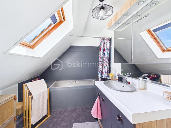 Découvrez cette superbe  maison de 146 m², nichée dans une impasse  paisible,  au   calme elle offre un cadre de vie agréable.
Un grand jardin  ! 

 Cette maison offres de nombreuses opportunités d’aménagement , Un double séjour lumineux , trois chambres, une cuisine équipée  
Une extension de 2010 viens   compléter le tout, ou  Il est possible d’imaginer de nombreux scénarios  comme une profession libérale,  une envie de garder les aînées proches de vous, un atelier d’artiste, un studio musical …. 


Proche de commerces, écoles et transports, vivez au rythme de la tranquillité à deux pas de la ville.

Pour toute information, contactez Julien Kevin. Une opportunité à saisir rapidement pour un confort de vie optimal !