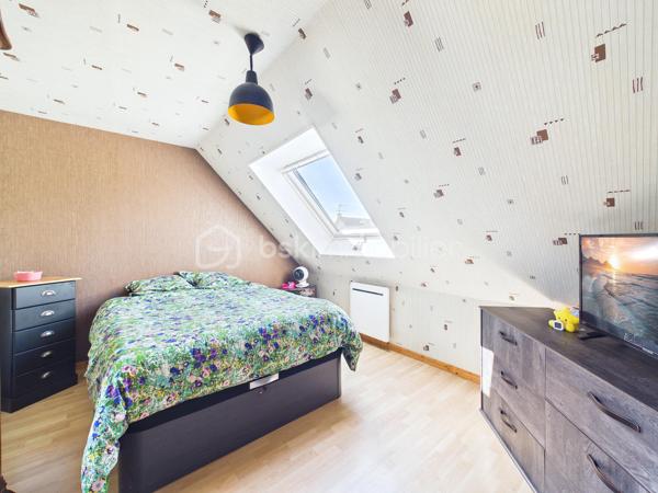Découvrez cette superbe  maison de 146 m², nichée dans une impasse  paisible,  au   calme elle offre un cadre de vie agréable.
Un grand jardin  ! 

 Cette maison offres de nombreuses opportunités d’aménagement , Un double séjour lumineux , trois chambres, une cuisine équipée  
Une extension de 2010 viens   compléter le tout, ou  Il est possible d’imaginer de nombreux scénarios  comme une profession libérale,  une envie de garder les aînées proches de vous, un atelier d’artiste, un studio musical …. 


Proche de commerces, écoles et transports, vivez au rythme de la tranquillité à deux pas de la ville.

Pour toute information, contactez Julien Kevin. Une opportunité à saisir rapidement pour un confort de vie optimal !