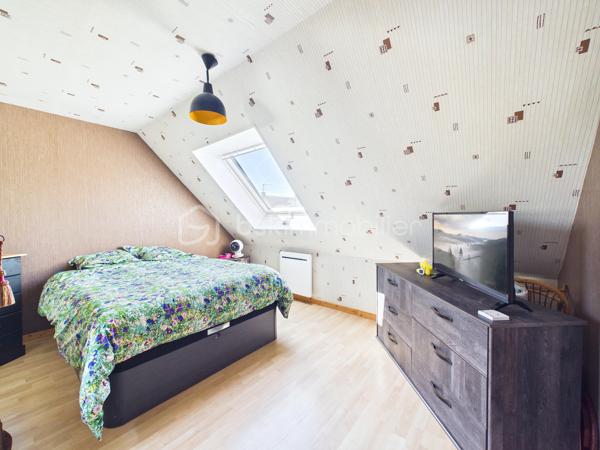 Découvrez cette superbe  maison de 146 m², nichée dans une impasse  paisible,  au   calme elle offre un cadre de vie agréable.
Un grand jardin  ! 

 Cette maison offres de nombreuses opportunités d’aménagement , Un double séjour lumineux , trois chambres, une cuisine équipée  
Une extension de 2010 viens   compléter le tout, ou  Il est possible d’imaginer de nombreux scénarios  comme une profession libérale,  une envie de garder les aînées proches de vous, un atelier d’artiste, un studio musical …. 


Proche de commerces, écoles et transports, vivez au rythme de la tranquillité à deux pas de la ville.

Pour toute information, contactez Julien Kevin. Une opportunité à saisir rapidement pour un confort de vie optimal !