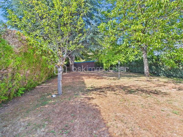 Découvrez cette superbe  maison de 146 m², nichée dans une impasse  paisible,  au   calme elle offre un cadre de vie agréable.
Un grand jardin  ! 

 Cette maison offres de nombreuses opportunités d’aménagement , Un double séjour lumineux , trois chambres, une cuisine équipée  
Une extension de 2010 viens   compléter le tout, ou  Il est possible d’imaginer de nombreux scénarios  comme une profession libérale,  une envie de garder les aînées proches de vous, un atelier d’artiste, un studio musical …. 


Proche de commerces, écoles et transports, vivez au rythme de la tranquillité à deux pas de la ville.

Pour toute information, contactez Julien Kevin. Une opportunité à saisir rapidement pour un confort de vie optimal !