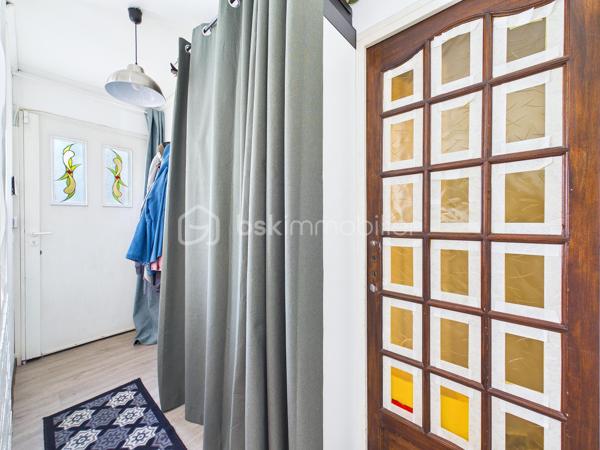 Découvrez cette superbe  maison de 146 m², nichée dans une impasse  paisible,  au   calme elle offre un cadre de vie agréable.
Un grand jardin  ! 

 Cette maison offres de nombreuses opportunités d’aménagement , Un double séjour lumineux , trois chambres, une cuisine équipée  
Une extension de 2010 viens   compléter le tout, ou  Il est possible d’imaginer de nombreux scénarios  comme une profession libérale,  une envie de garder les aînées proches de vous, un atelier d’artiste, un studio musical …. 


Proche de commerces, écoles et transports, vivez au rythme de la tranquillité à deux pas de la ville.

Pour toute information, contactez Julien Kevin. Une opportunité à saisir rapidement pour un confort de vie optimal !