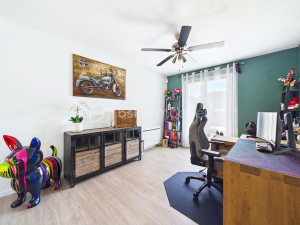 Découvrez cette superbe  maison de 146 m², nichée dans une impasse  paisible,  au   calme elle offre un cadre de vie agréable.
Un grand jardin  ! 

 Cette maison offres de nombreuses opportunités d’aménagement , Un double séjour lumineux , trois chambres, une cuisine équipée  
Une extension de 2010 viens   compléter le tout, ou  Il est possible d’imaginer de nombreux scénarios  comme une profession libérale,  une envie de garder les aînées proches de vous, un atelier d’artiste, un studio musical …. 


Proche de commerces, écoles et transports, vivez au rythme de la tranquillité à deux pas de la ville.

Pour toute information, contactez Julien Kevin. Une opportunité à saisir rapidement pour un confort de vie optimal !
