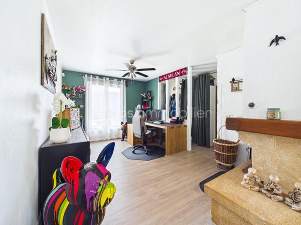 Découvrez cette superbe  maison de 146 m², nichée dans une impasse  paisible,  au   calme elle offre un cadre de vie agréable.
Un grand jardin  ! 

 Cette maison offres de nombreuses opportunités d’aménagement , Un double séjour lumineux , trois chambres, une cuisine équipée  
Une extension de 2010 viens   compléter le tout, ou  Il est possible d’imaginer de nombreux scénarios  comme une profession libérale,  une envie de garder les aînées proches de vous, un atelier d’artiste, un studio musical …. 


Proche de commerces, écoles et transports, vivez au rythme de la tranquillité à deux pas de la ville.

Pour toute information, contactez Julien Kevin. Une opportunité à saisir rapidement pour un confort de vie optimal !