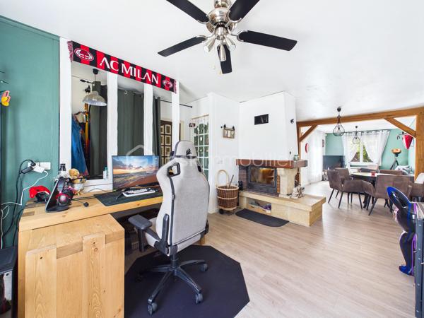 Découvrez cette superbe  maison de 146 m², nichée dans une impasse  paisible,  au   calme elle offre un cadre de vie agréable.
Un grand jardin  ! 

 Cette maison offres de nombreuses opportunités d’aménagement , Un double séjour lumineux , trois chambres, une cuisine équipée  
Une extension de 2010 viens   compléter le tout, ou  Il est possible d’imaginer de nombreux scénarios  comme une profession libérale,  une envie de garder les aînées proches de vous, un atelier d’artiste, un studio musical …. 


Proche de commerces, écoles et transports, vivez au rythme de la tranquillité à deux pas de la ville.

Pour toute information, contactez Julien Kevin. Une opportunité à saisir rapidement pour un confort de vie optimal !