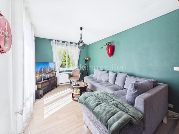 Découvrez cette superbe  maison de 146 m², nichée dans une impasse  paisible,  au   calme elle offre un cadre de vie agréable.
Un grand jardin  ! 

 Cette maison offres de nombreuses opportunités d’aménagement , Un double séjour lumineux , trois chambres, une cuisine équipée  
Une extension de 2010 viens   compléter le tout, ou  Il est possible d’imaginer de nombreux scénarios  comme une profession libérale,  une envie de garder les aînées proches de vous, un atelier d’artiste, un studio musical …. 


Proche de commerces, écoles et transports, vivez au rythme de la tranquillité à deux pas de la ville.

Pour toute information, contactez Julien Kevin. Une opportunité à saisir rapidement pour un confort de vie optimal !