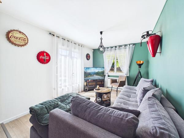Découvrez cette superbe  maison de 146 m², nichée dans une impasse  paisible,  au   calme elle offre un cadre de vie agréable.
Un grand jardin  ! 

 Cette maison offres de nombreuses opportunités d’aménagement , Un double séjour lumineux , trois chambres, une cuisine équipée  
Une extension de 2010 viens   compléter le tout, ou  Il est possible d’imaginer de nombreux scénarios  comme une profession libérale,  une envie de garder les aînées proches de vous, un atelier d’artiste, un studio musical …. 


Proche de commerces, écoles et transports, vivez au rythme de la tranquillité à deux pas de la ville.

Pour toute information, contactez Julien Kevin. Une opportunité à saisir rapidement pour un confort de vie optimal !