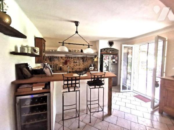 MOURIES à deux pas de la colline, 
Jolie maison de 145m² sur un terrain de 1000m² clos et pays...