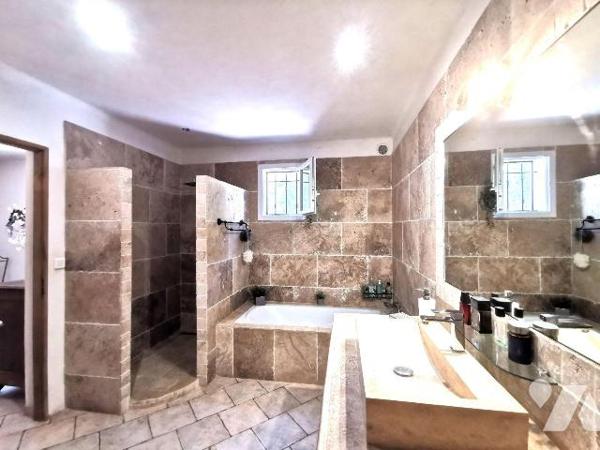 MOURIES à deux pas de la colline, 
Jolie maison de 145m² sur un terrain de 1000m² clos et pays...