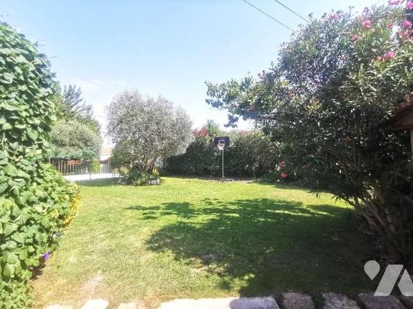 MOURIES à deux pas de la colline, 
Jolie maison de 145m² sur un terrain de 1000m² clos et pays...