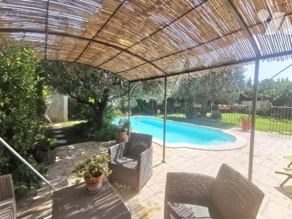 MOURIES à deux pas de la colline, 
Jolie maison de 145m² sur un terrain de 1000m² clos et pays...